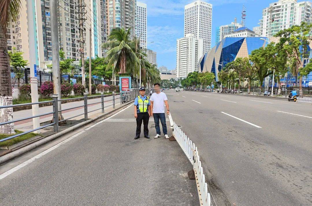 事发海口！男子一大早开车撞护栏，交警一查：有蹊跷！